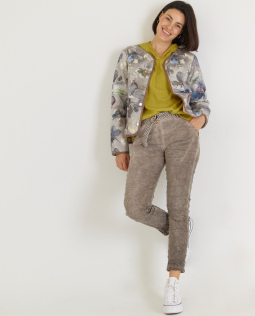 Outfit - Lässige Kapuzen Bluse in Grün & Steppjacke mit Blumendruck & Crash Joggpants in Veloursleder-Optik