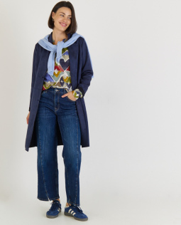Outfit - Viskose Bluse mit Print & Longblazer mit Veloursleder-Optik & Strickpullover in Hellblau & Zoe Jeans