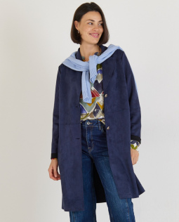 Outfit - Viskose Bluse mit Print & Longblazer mit Veloursleder-Optik & Strickpullover in Hellblau & Zoe Jeans
