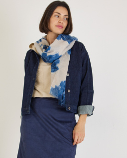 Outfit - Lässige Kapuzen Bluse & Jeansjacke mit Cord-Kragen & Blauer Rock mit Veloursleder-Optik