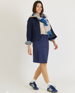 Outfit - Lässige Kapuzen Bluse & Jeansjacke mit Cord-Kragen & Blauer Rock mit Veloursleder-Optik