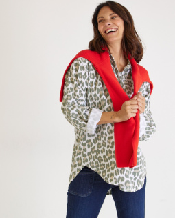 Outfit - Lässige Hemdkragenbluse mit Leodruck & Roter Strickpullover mit Strassdetail & Sophie Jeanshose mit weitem Bein