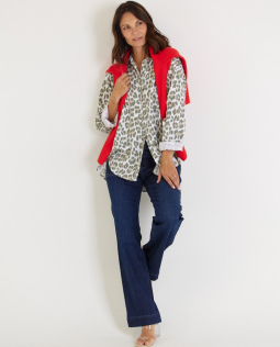 Outfit - Lässige Hemdkragenbluse mit Leodruck & Roter Strickpullover mit Strassdetail & Sophie Jeanshose mit weitem Bein