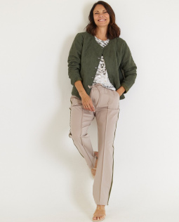 Outfit - T-Shirt mit Leodruck & Steppjacke in Grün mit Leistentaschen & Stretch-Hose mit Seitentaschen