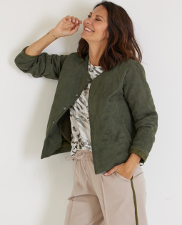 Outfit - T-Shirt mit Leodruck & Steppjacke in Grün mit Leistentaschen & Stretch-Hose mit Seitentaschen
