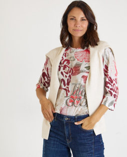Outfit - Druckshirt in Rot mit Strassdetails & Gerippter Pullover in Natur & Zoe High Waist Jeans