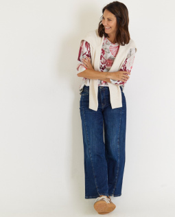 Outfit - Druckshirt in Rot mit Strassdetails & Gerippter Pullover in Natur & Zoe High Waist Jeans