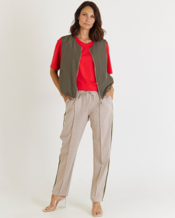Outfit - Baumwollshirt in Rot & Kurze Weste mit Ballonsaum & Stretch-Hose mit Seitenstreifen