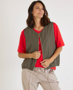 Outfit - Baumwollshirt in Rot & Kurze Weste mit Ballonsaum & Stretch-Hose mit Seitenstreifen
