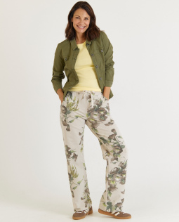 Outfit - Geripptes Top & Jeansjacke in Khaki & Sweathose mit Blumendruck