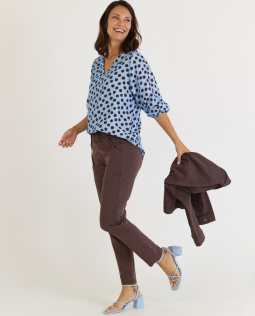 Outfit - Bluse mit Punkten & Schlichte Joggpants in Braun & Jeansjacke in Braun