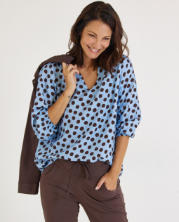 Outfit - Bluse mit Punkten & Schlichte Joggpants in Braun & Jeansjacke in Braun