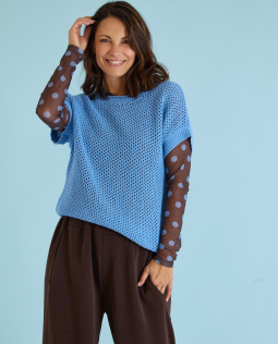 Outfit - Mesh Shirt mit Punkten & Lochstrick Pullunder in Hellblau & Marlene Hose in Braun