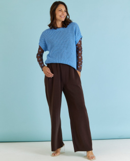 Outfit - Mesh Shirt mit Punkten & Lochstrick Pullunder in Hellblau & Marlene Hose in Braun