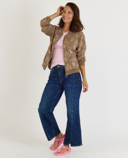 Outfit - Geripptes Top in Rosa & Blouson in Hellbraun mit Raglanärmeln & Zoe High Waist Jeans