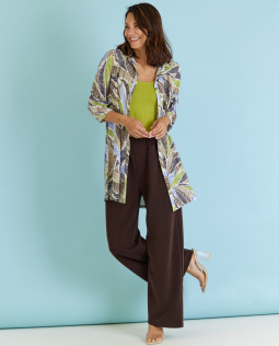 Outfit - T-Shirt in Grün mit Blumenstickerei & Longbluse mit Druck & Marlene Hose in Braun