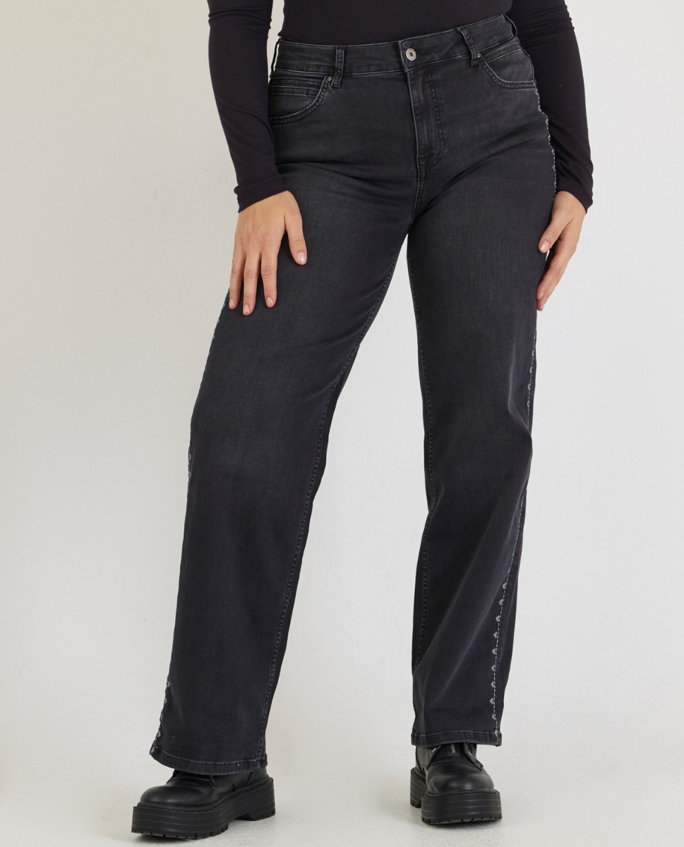 Power-Stretch Denim in Schwarz mit Herzstickerei